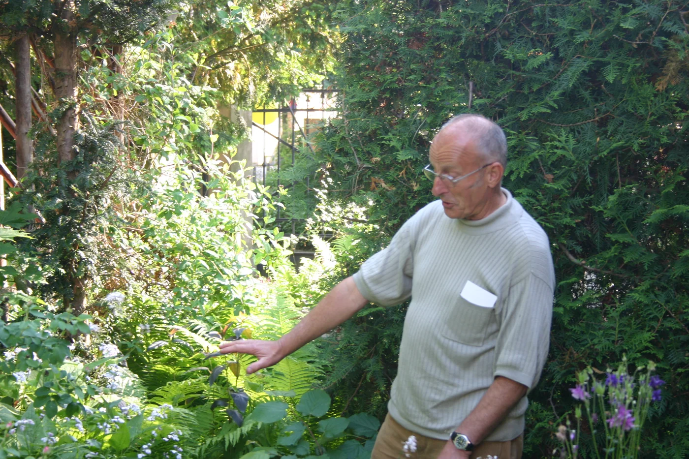 J&uuml;rgen J&auml;ger gibt fachkundige Hinweise zu seinen Pflanzen, 2005