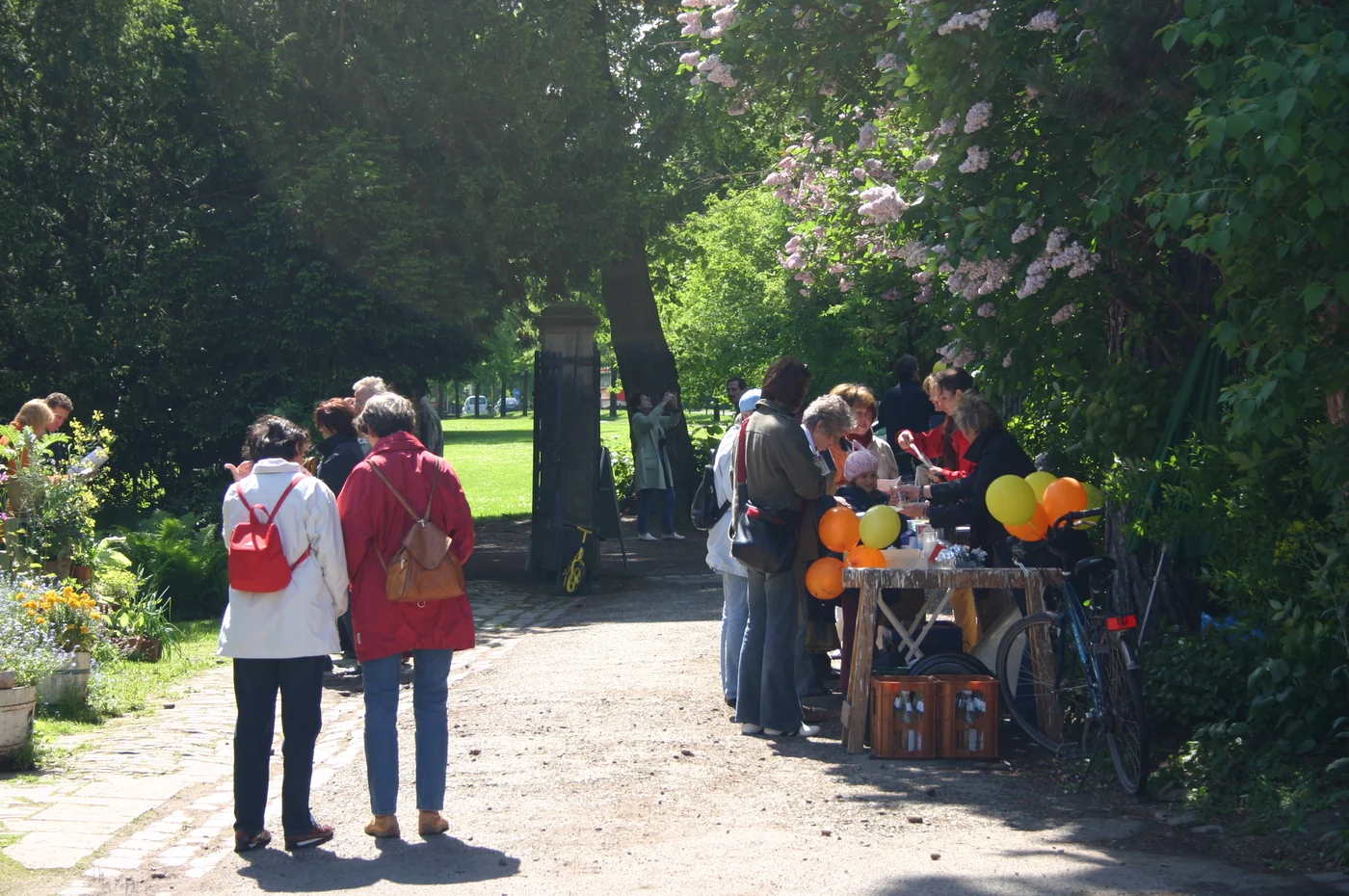 Eingangsgarten J&auml;ger mit Verteilungsstand f&uuml;r Gartenlisten, 2006